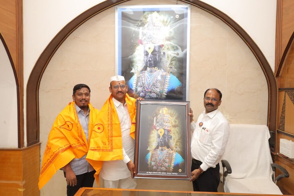 जालना येथील भाविकांकडून श्रीविठ्ठल रूक्मिणी मंदिर समितीस 71 हजाराची देणगी