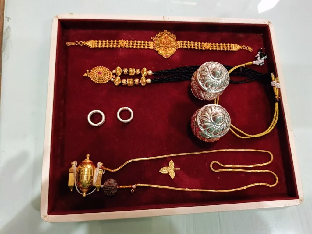 श्री विठ्ठल रूक्मिणीमातेच्या चरणी 6 लक्ष किंमतीचे सोने-चांदीचे दागिने अर्पण,