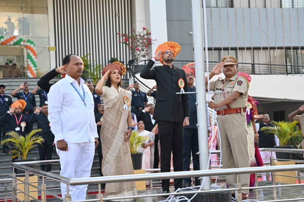 सोलापूर जिल्हाधिकारी कार्यालयात कुमार आशीर्वाद यांच्या हस्ते ध्वजारोहण