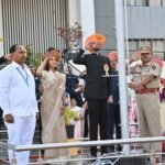 सोलापूर जिल्हाधिकारी कार्यालयात कुमार आशीर्वाद यांच्या हस्ते ध्वजारोहण