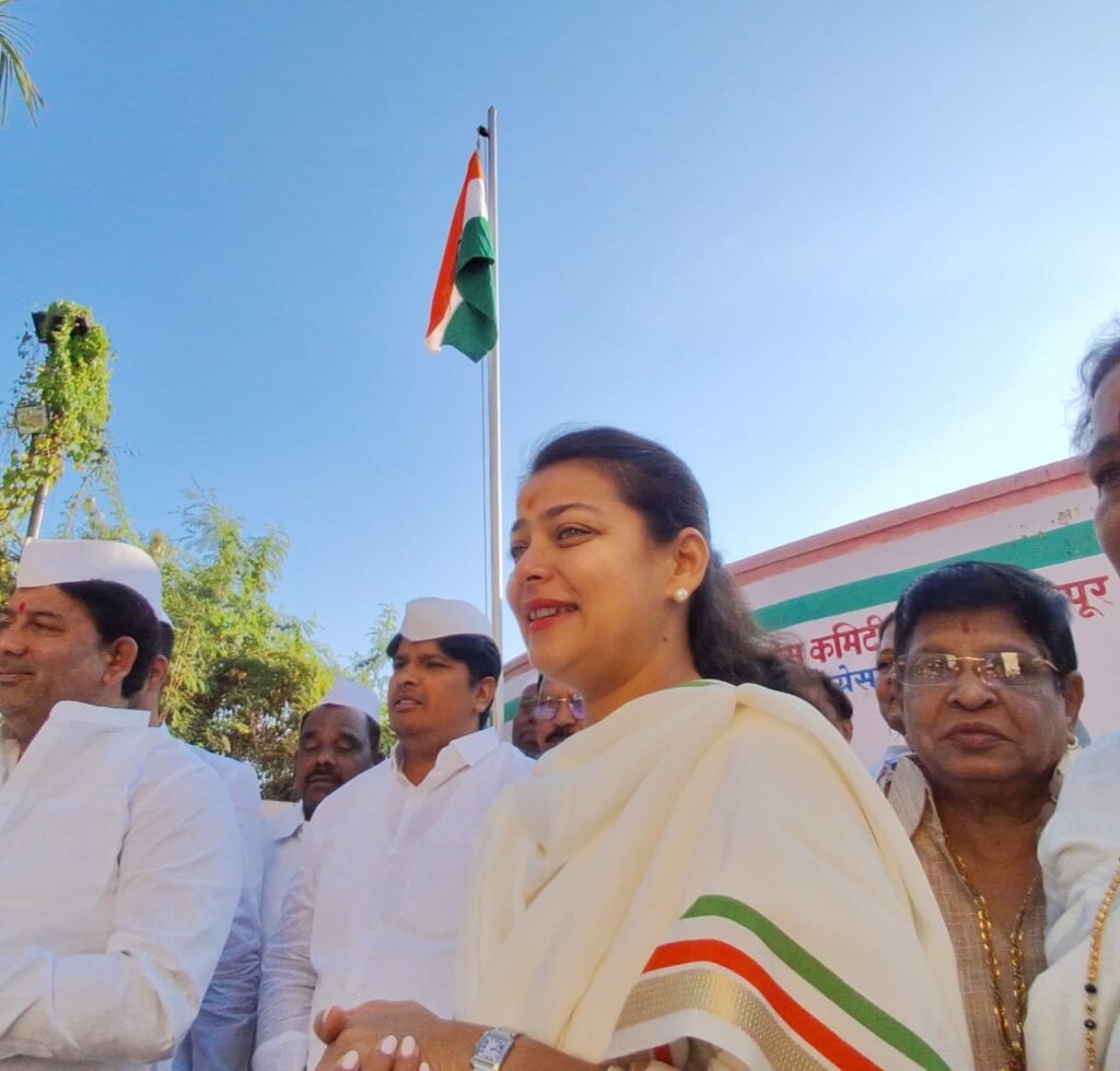 सोलापूर शहर काँग्रेस कमिटी वतीने २६ जानेवारी प्रजासत्ताक दिनानिमित्त खासदार प्रणितीताई शिंदे यांच्या प्रमुख उपस्थितीत शहर अध्यक्ष चेतन नरोटे यांच्या हस्ते झेंडा वंदन कार्यक्रम संपन्न