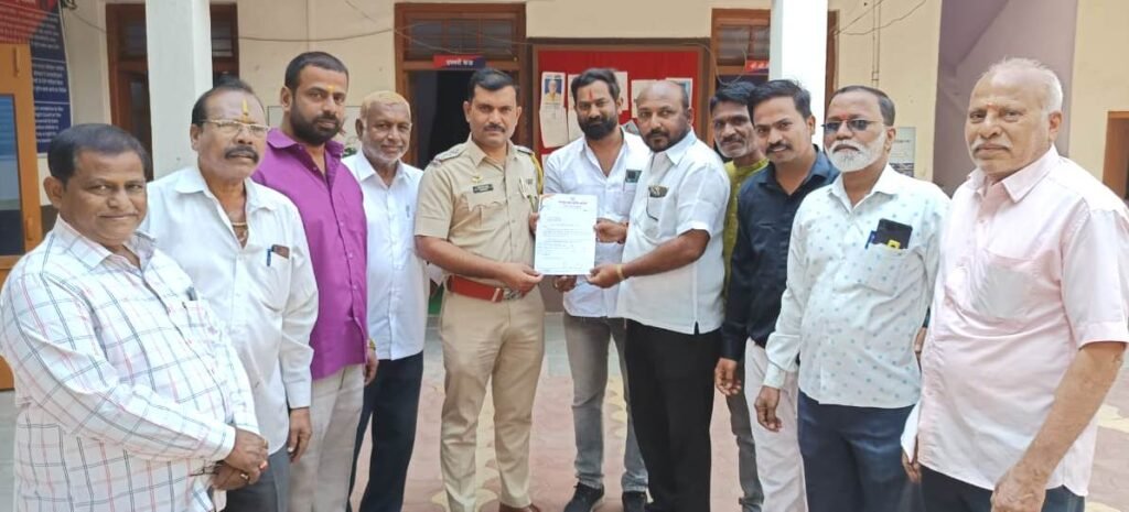 पंढरपूर शहरातील अवजड वाहतूक बाहेरून करत सिग्नल व्यवस्था सुरू करा, पंढरपूर शहर कॉंग्रेस कमिटीचे पोलीस निरीक्षक घोडके यांना निवेदन
