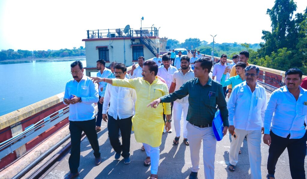 उजनी धरणावर पर्यटन स्थळ होण्यासाठी हालचाली सुरू, आमदार अभिजीत पाटील यांनी केली परिसराची पाहणी, उजनी धरणाचे अधिकाऱ्यांसोबत पार पडली महत्त्वपूर्ण बैठक