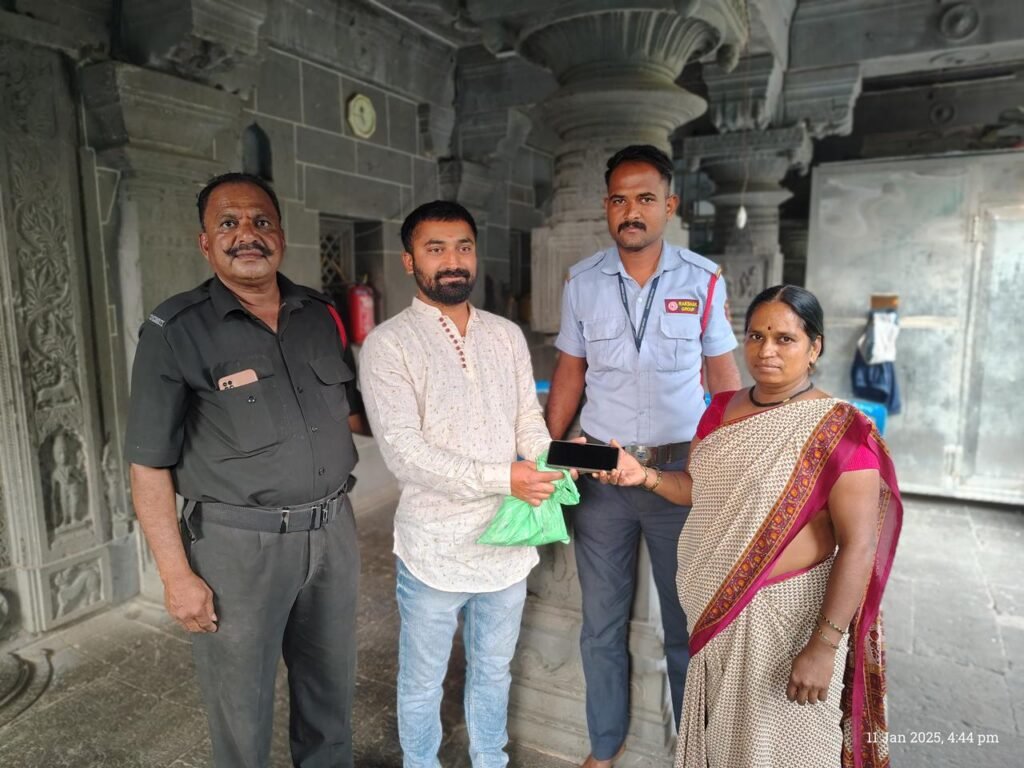 भाविकाचा हरवलेला मोबाईल शोधून दिला,विठ्ठल रुक्मिणी मंदिर समिती कर्मचा-याचा प्रामाणिकपणा