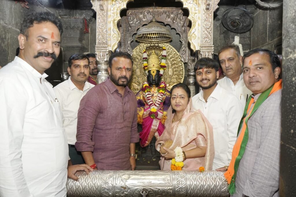 पालकमंत्री जयकुमार गोरे यांनी घेतले श्री विठ्ठल रुक्मिणी मातेचे दर्शन
