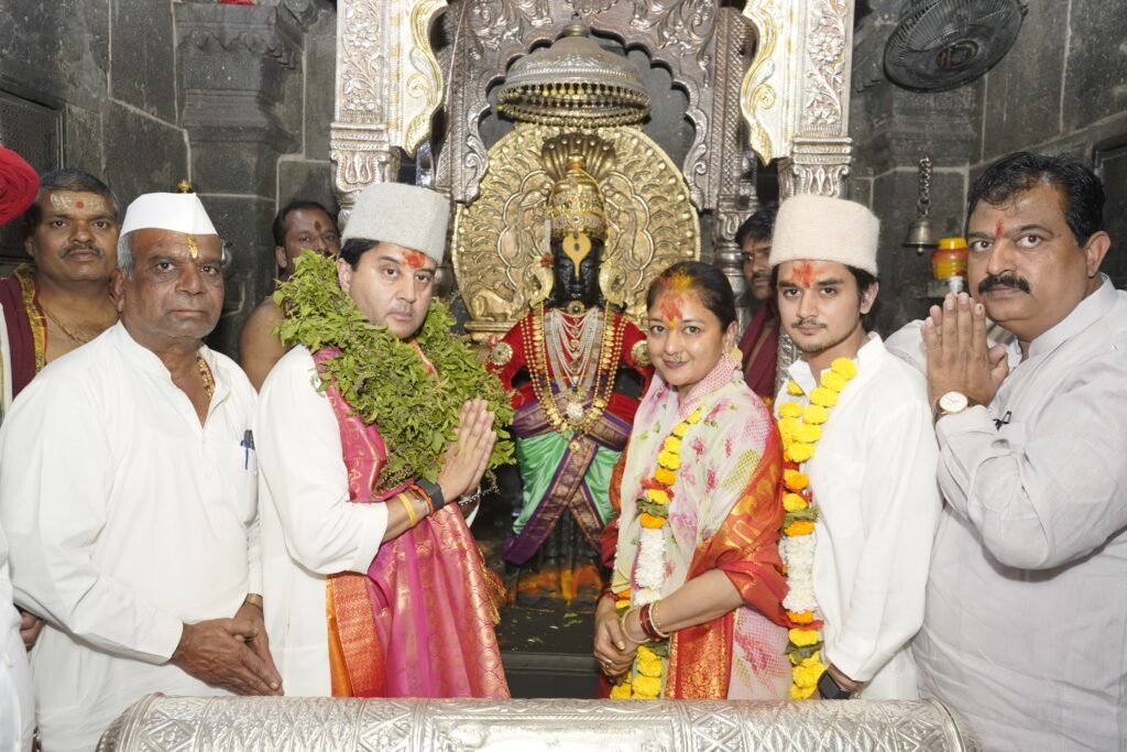 केंद्रीय संचार मंत्री जोतिरादित्य सिंधियायांनी घेतले श्री विठ्ठल रुक्मिणी मातेचे दर्शन