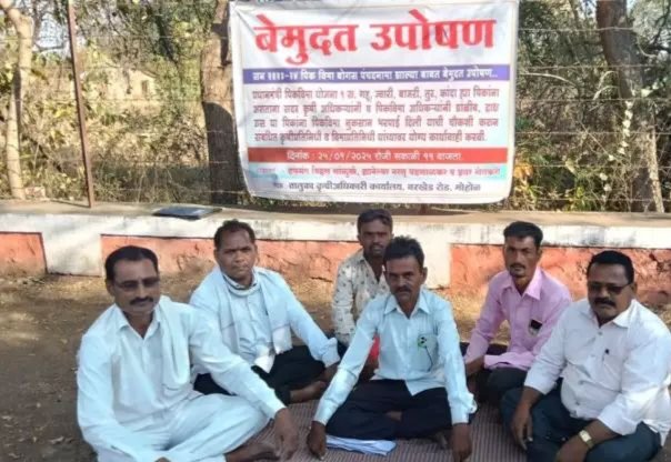 सोलापूर: पीक विम्यासाठी शेतकऱ्यांचे तालुका कृषी कार्यालया समोर बेमुदत उपोषण