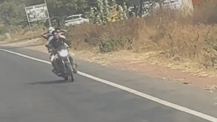 भरदिवसा ,घराचे कुलूप तोडून सुमारे बारा लाखाची चोरी