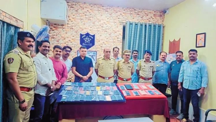 सोलापूर ; हरवलेल्या ५५ मोबाईलचा पोलीसांनी लावला शोध, १० लाख १३ हजारांचा मुद्देमाल हस्तगत