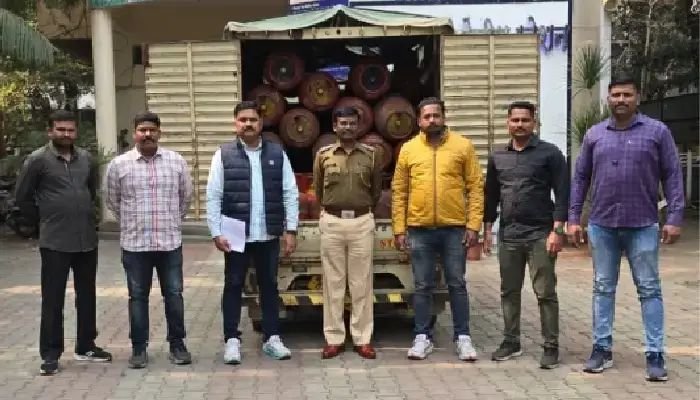 पुणे; घरगुती गॅस सिलेंडरचा काळाबाजार करणाऱ्यांवर कारवाई, 61 गॅस टाक्यांसह टेम्पो केला जप्त