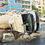 डंपर दुचाकीवर पलटी होऊन दोन विद्यार्थिनीचा मृत्यू