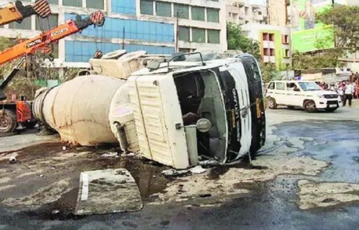 डंपर दुचाकीवर पलटी होऊन दोन विद्यार्थिनीचा मृत्यू