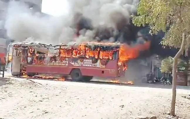 नाशिक – सोलापूर एसटी बस आगीत खाक मिरजगावजवळील दुर्घटना