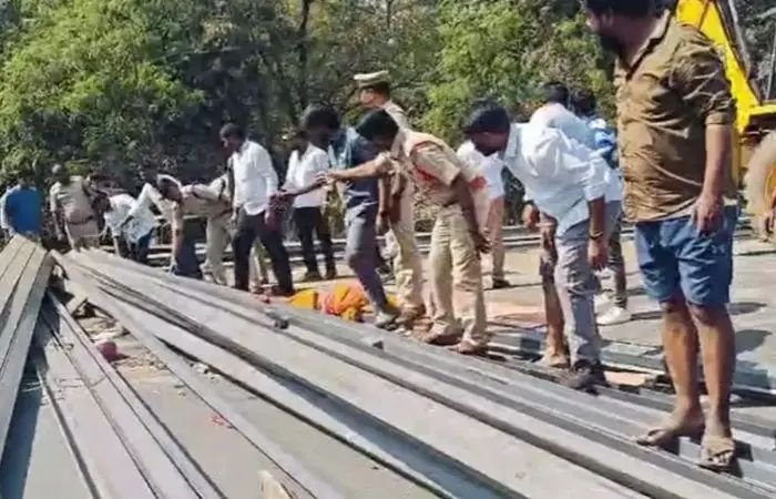 ओव्हरटेकच्या नादात ट्रकमधील सळ्या रिक्षाला धडकल्या 7 जणांचा मृत्यू , 6 जखमी