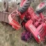 ट्रॅक्टर पलटी होऊन चालक जागीच ठार, ओव्हरटेक करताना झाला अपघात