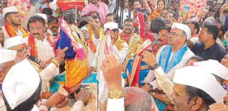 पंढरपूर: हजारो भाविकांच्या साक्षीने श्री विठ्ठल – रुक्मिणीचा विवाह , राज्यभरातून पंढरपुरात भाविक उपस्थित