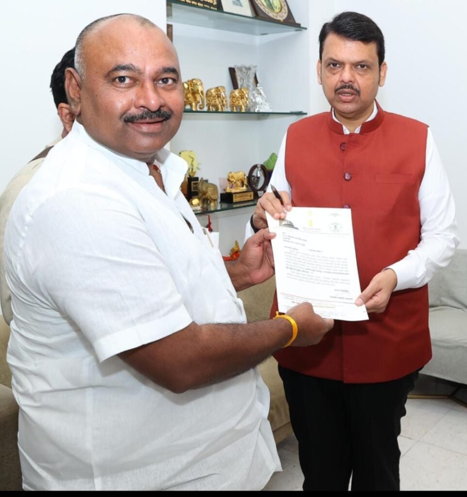 पंढरपूर-मंगळवेढ्यासाठी उद्योग द्यावेत : आ. आवताडे आ. आवताडेंकडून मुख्यमंत्र्यांकडे मागणी, जागतिक आर्थिक परिषदेत महाराष्ट्रात अव्वल गुंतवणूक प्राप्त केल्याबद्दल मुख्यमंत्री फडणवीस यांचे आ. आवताडेंकडून अभिनंदन