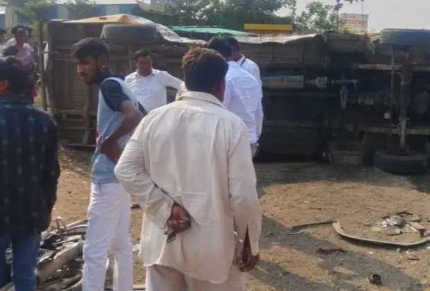 मोहोळ: मिनीबस , कंटेनर व मोटरसायकल या तिहेरी वाहनांच्या अपघातात एकाचा मृत्यू, अन्य 15 जन जखमी