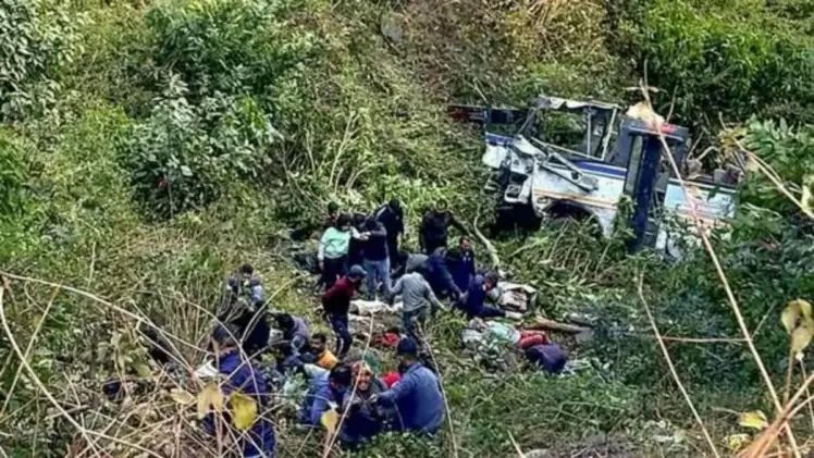 महिनाभरापासून सुरू होते देवदर्शन , 200 फूट दरीत कोसळून बसचे 2 तुकडे ……