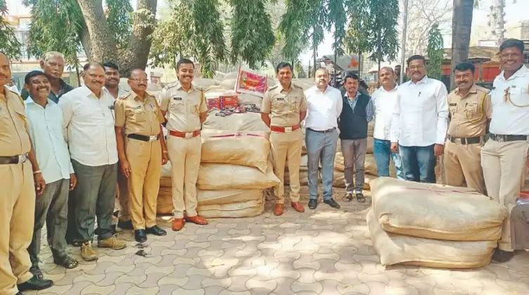 वेळापूरात पकडला 43 लाखांचा गुटखा …….