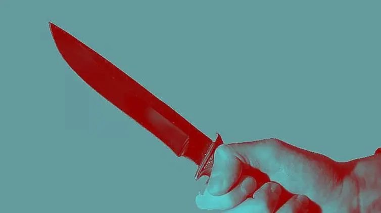 लाडक्या बहिणीचे पैसे काढण्यावरून चाकू हल्ला, आतेभावांची जुंपली ; पोलिसांत गुन्हा दाखल