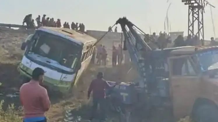 मोठी दुर्घटना; ४० मुलांना घेऊन जाणाऱ्या बसचा भीषण अपघात