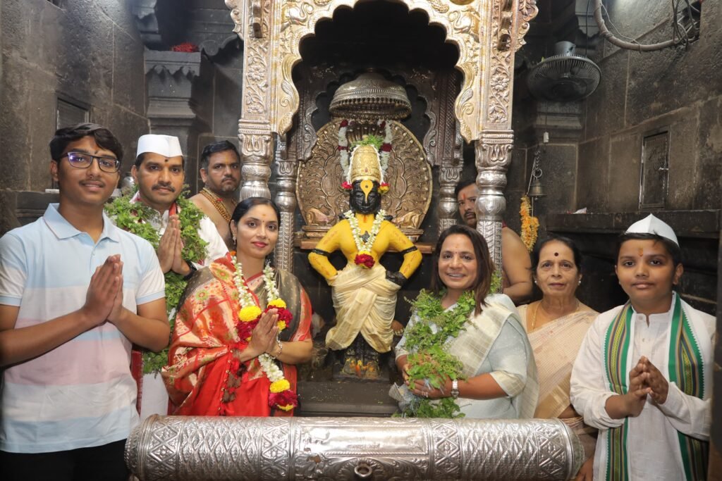 Pandharpur Live News :श्री विठ्ठल रूक्मिणीमातेच्या चंदनउटी पुजेची सांगता, मंदिर समितीला या पूजेपासून 35 लक्ष रूपयाचे उत्पन्न,