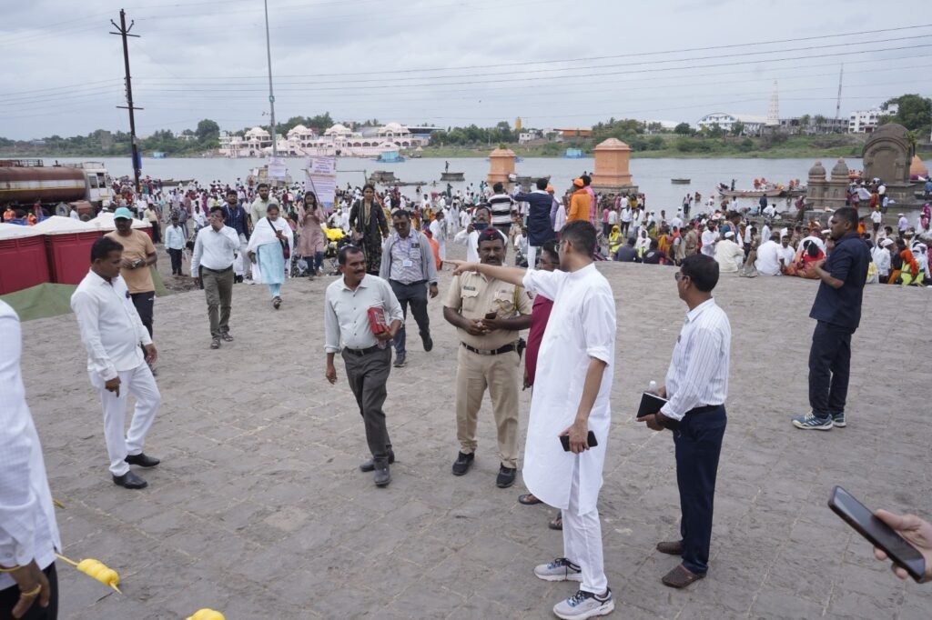 Ashadhi Yatra 2025 : जिल्हाधिकारी यांनी केली दर्शन रांग व पत्राशेडची पाहणी : दर्शन रांगेतील भाविकांशी साधला संवाद, श्री विठ्ठल रुक्मिणी मातेचं दर्शन पाच तासात झाल्याने भाविकांकडून जिल्हाधिकाऱ्यांचे आभार