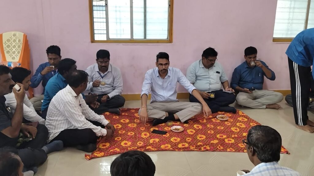Kumar Ashirwad : आषाढी वारीत पंढरपूर शहर स्वच्छ ठेवण्याचे सर्व श्रेय सफाई कामगारांना-जिल्हाधिकारी कुमार आशीर्वाद ; सफाई कर्मचाऱ्यांच्या घरी जाऊन संवाद साधून सोबत जिल्हाधिकारी यांचा चहा – नाश्ता