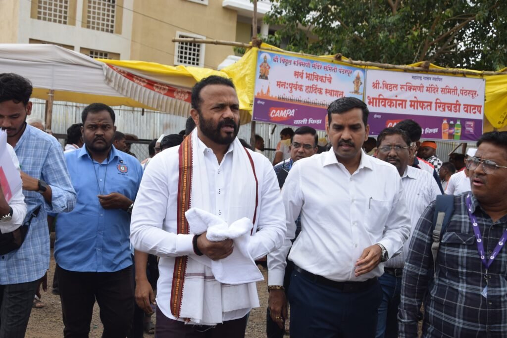 Ashadhi Wari 2025 : पालकमंत्री जयकुमार गोरे यांनी केली पत्राशेड व दर्शन रांगेची पाहणी, पालकमंत्री गोरे यांनी वारकरी भाविकांशी साधला संवाद