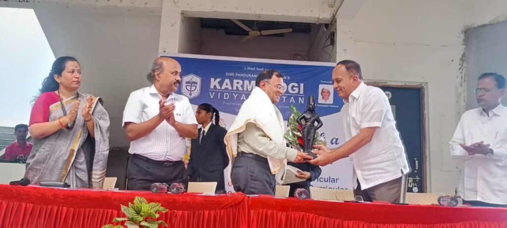 “विद्यार्थ्यांच्या भविष्याचे पालकच भूमिका आदर्श!” – आय. ए.एस.डॉ. किरण कुलकर्णी यांचे कर्मयोगी विद्यानिकेतन मधील व्याख्यानात प्रतिपादन
