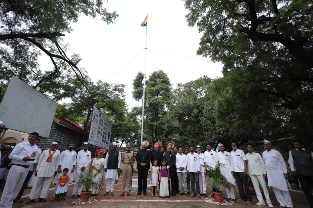 पंढरपुरात स्वातंत्र्यदिनी तहसिल कार्यालय येथे ध्वजारोहण संपन्न; प्रांताधिकारी सच‍िन इथापे यांच्या हस्ते ध्वजारोहण