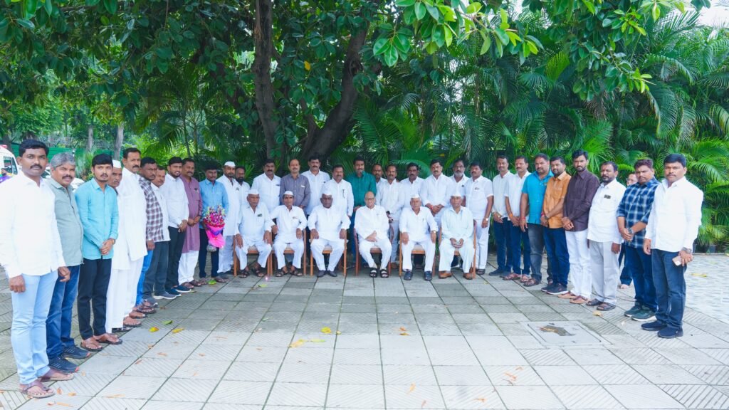 विठ्ठल व धाराशिव कारखान्याच्या संचालकांनी घेतली शरद पवारांची भेट, आमदार अभिजीत पाटील यांचे केले कौतुक