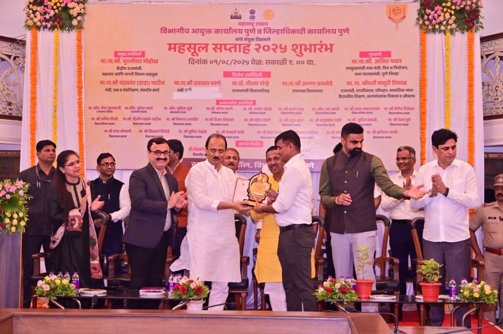 Pandharpur Live News : पंढरपूरात महसूल सप्ताहाचा शुभारंभ, पंढरपूरचे तहसिलदार सचिन लंगुटे यांना उपमुख्यमंत्री अजित पवार यांच्या हस्ते विभागीय स्तरावरील उत्कृष्ट तहसिलदार पुरस्कार प्रदान