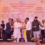 Pandharpur Live News : पंढरपूरात महसूल सप्ताहाचा शुभारंभ, पंढरपूरचे तहसिलदार सचिन लंगुटे यांना उपमुख्यमंत्री अजित पवार यांच्या हस्ते विभागीय स्तरावरील उत्कृष्ट तहसिलदार पुरस्कार प्रदान