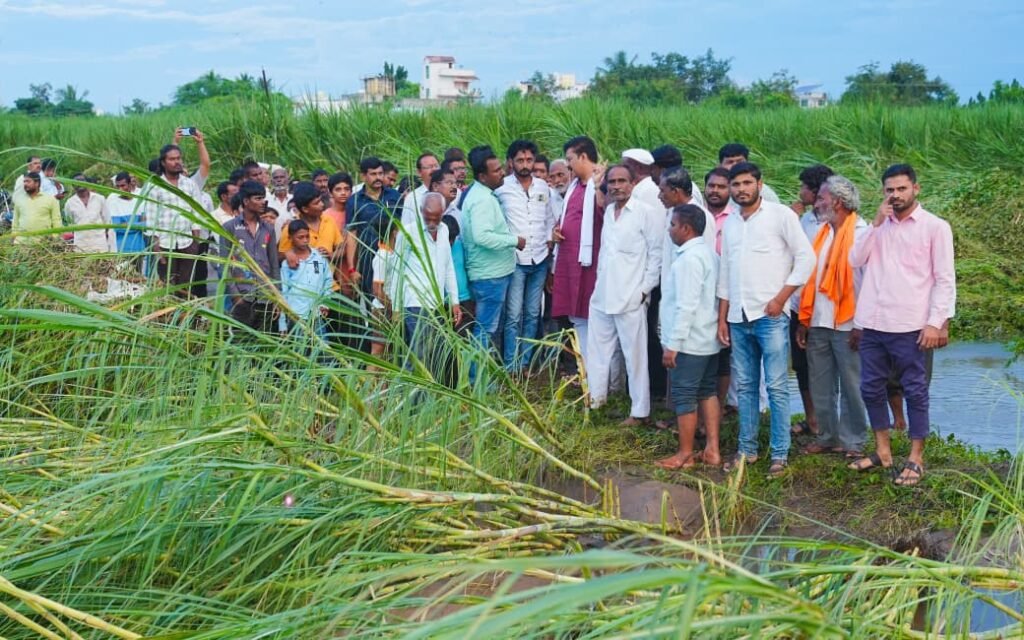 आमदार अभिजीत पाटील यांच्याकडून सीना नदी काठच्या गावाच्या पूरपरिस्थितीची केली पाहणी