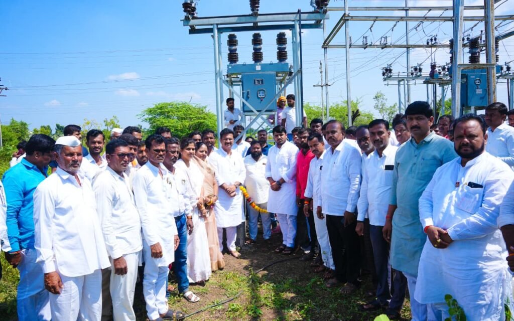 माढा : मानेगाव येथे भगीरथ योजनेतून ११के.व्ही.ए. लाईनचे उद्घाटन