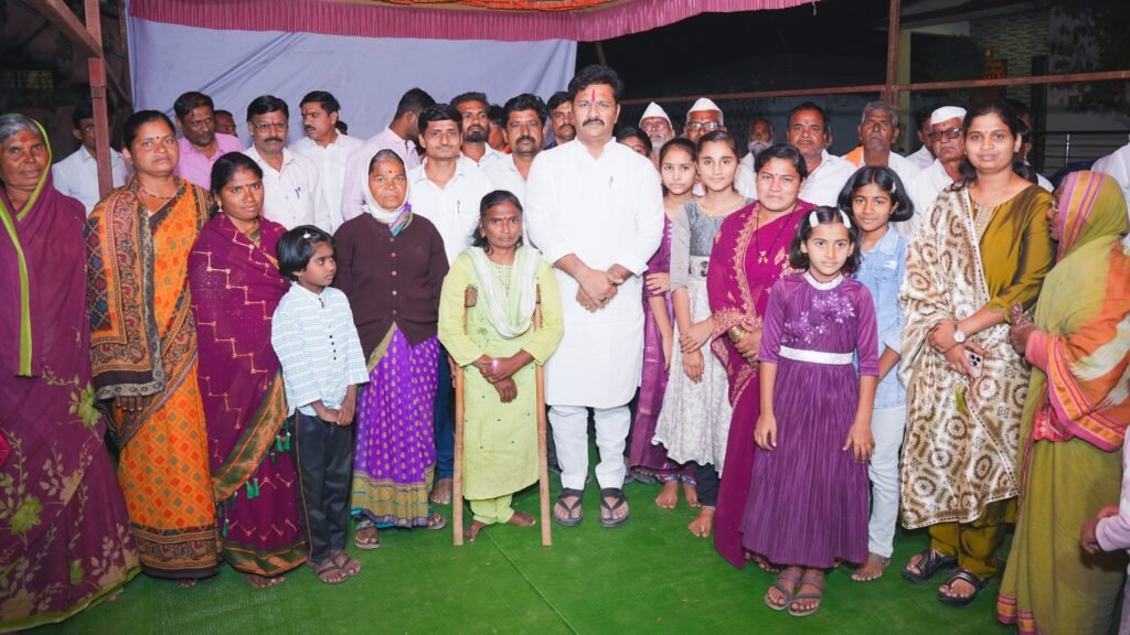 आमदार अभिजीत पाटील यांच्या स्थानिक विकास निधीतून कामाचे भूमिपूजन; निवडणुकीत दिलेला शब्द पाळण्यासाठी मी कटीबद्ध आहे – आमदार अभिजीत पाटील