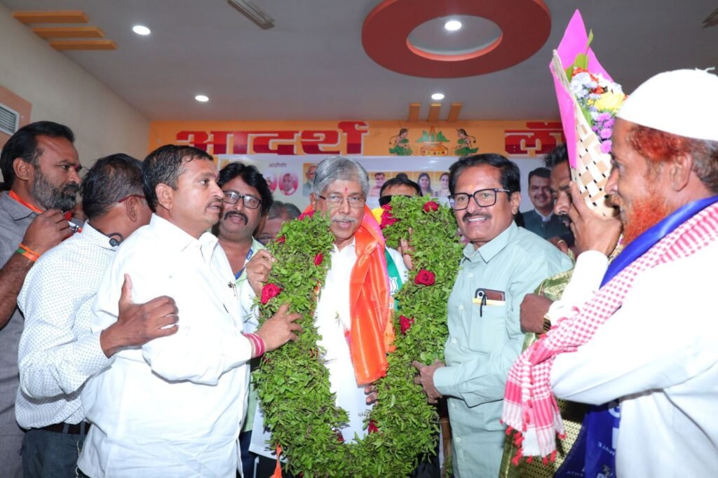 पत्रकारांच्या मुला – मुलींच्या करिअर साठी केलेल्या मदतीबद्दल मंत्री चंद्रकांत (दादा) पाटील यांचा बार्शीत पत्रकारांच्या वतीने सत्कार