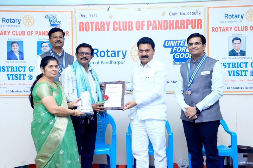 “सिलिकॉन कॉम्प्युटर्सचे संचालक श्री. राजेश विभुते सर यांना व्यावसायिक सेवा पुरस्कार प्रदान”