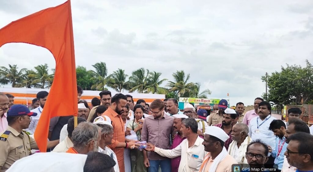 आषाढी वारी २०२६: पालकमंत्री जयकुमार गोरे यांच्या हस्ते धर्मपुरी येथे दिंडी प्रमुखांना प्रथमोपचार किटचे वाटप