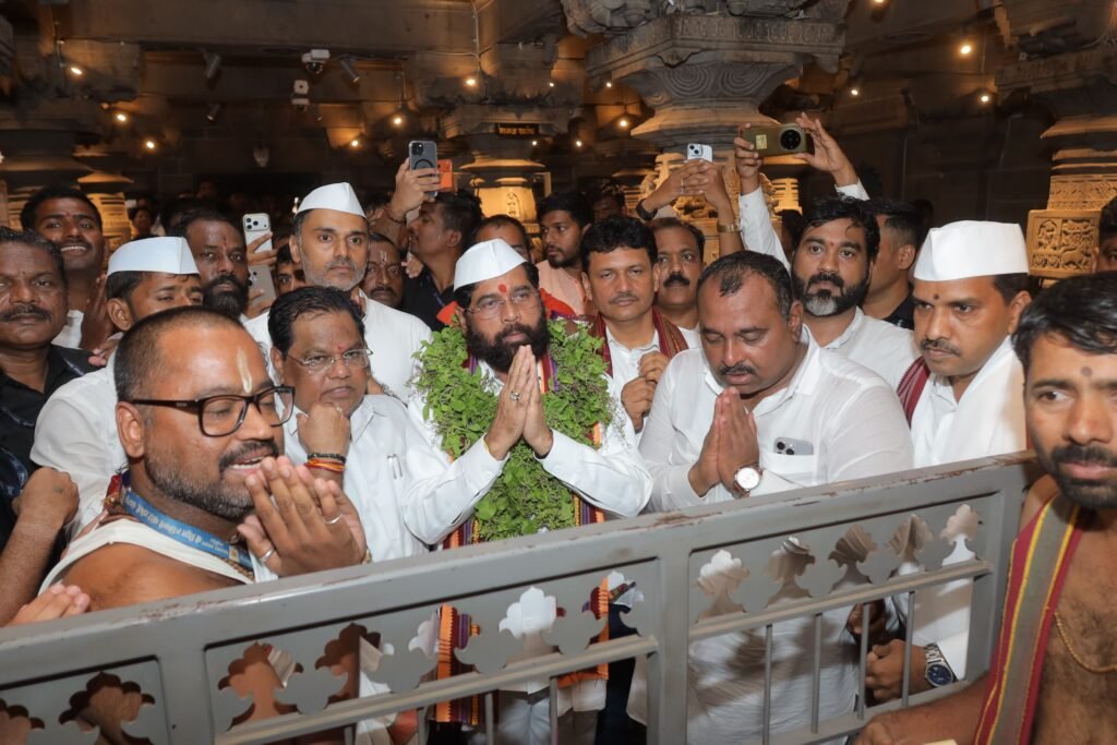 उपमुख्यमंत्री एकनाथ शिंदे यांनी घेतले श्री विठ्ठल-रुक्मिणी मातेचे मुखदर्शन; आषाढी यात्रेच्या पार्श्वभूमीवर दर्शन व्यवस्थेची पाहणी; मंदिर जतन कामाचा आढावा