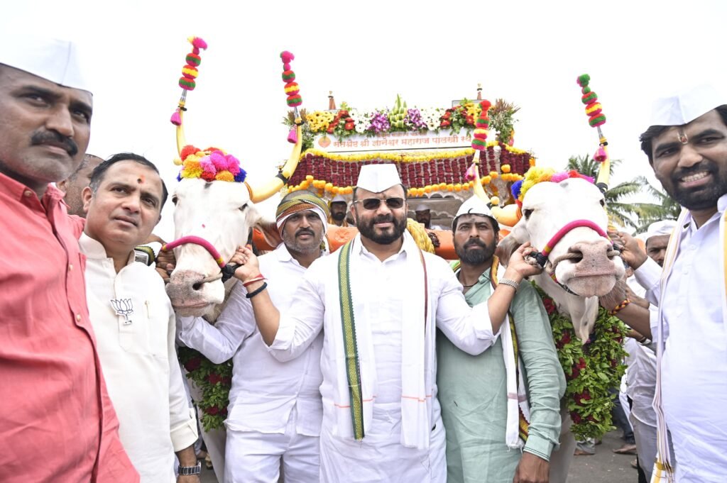 धर्मपुरीत संत ज्ञानेश्वर महाराज पालखीचे पालकमंत्री जयकुमार गोरे यांच्याकडून भक्तिमय वातावरणात व मोठ्या उत्साहाने स्वागत