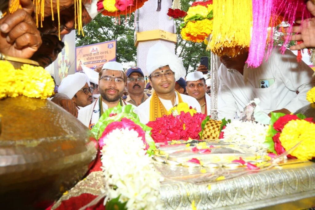 श्री संत तुकाराम महाराज पालखीचे सराटी येथे जिल्हाधिकारी एस. कार्तिकेयन यांच्या कडून स्वागत; सोलापूर जिल्ह्यात श्री संत तुकाराम महाराज पालखीचे भक्तीमय वातावरणात उत्साहाने स्वागत