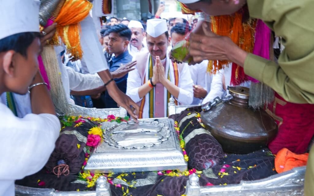 मुख्यमंत्री देवेंद्र फडणवीस यांचे श्री संत तुकाराम महाराज व श्री ज्ञानेश्वर महाराज पादुकांचे दर्शन