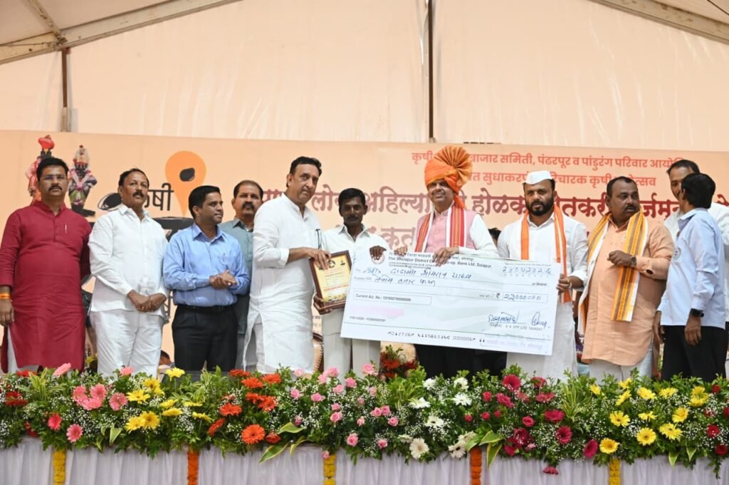 ‘पुण्यश्लोक अहिल्यादेवी होळकर कर्जमुक्ती योजनेअंतर्गत’ शेतकऱ्यांना कर्जमुक्ती प्रमाणपत्रांचे मुख्यमंत्री देवेंद्र फडणवीस यांच्या हस्ते वितरण