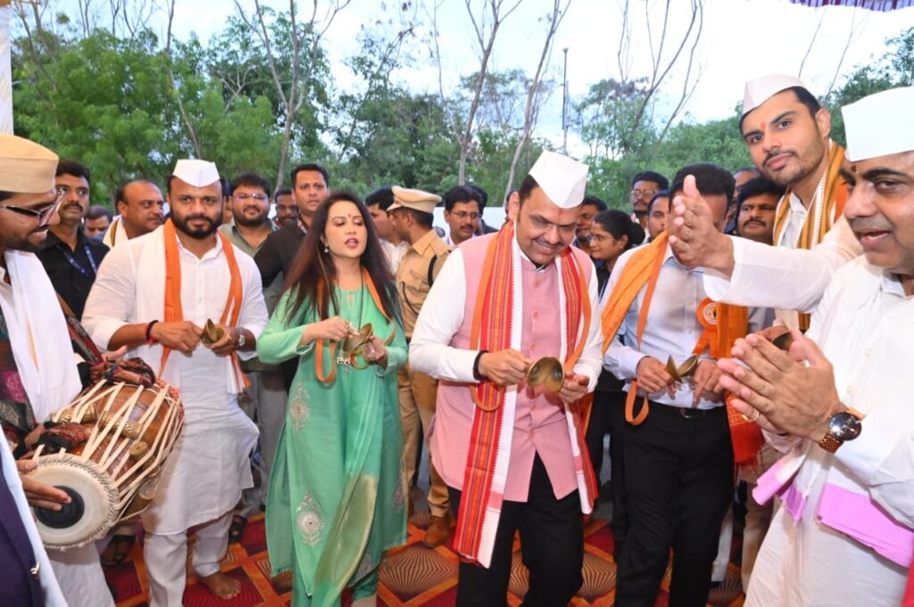 वारकऱ्यांच्या चरणसेवेच्या माध्यमातून भारताच्या युवा शक्तीचे दर्शन- मुख्यमंत्री देवेंद्र फडणवीस; मुख्यमंत्र्यांच्या उपस्थितीत ‘निर्मलवारी-समृद्धवारी’ व ‘चरणसेवा’ उपक्रमाचा समारोप