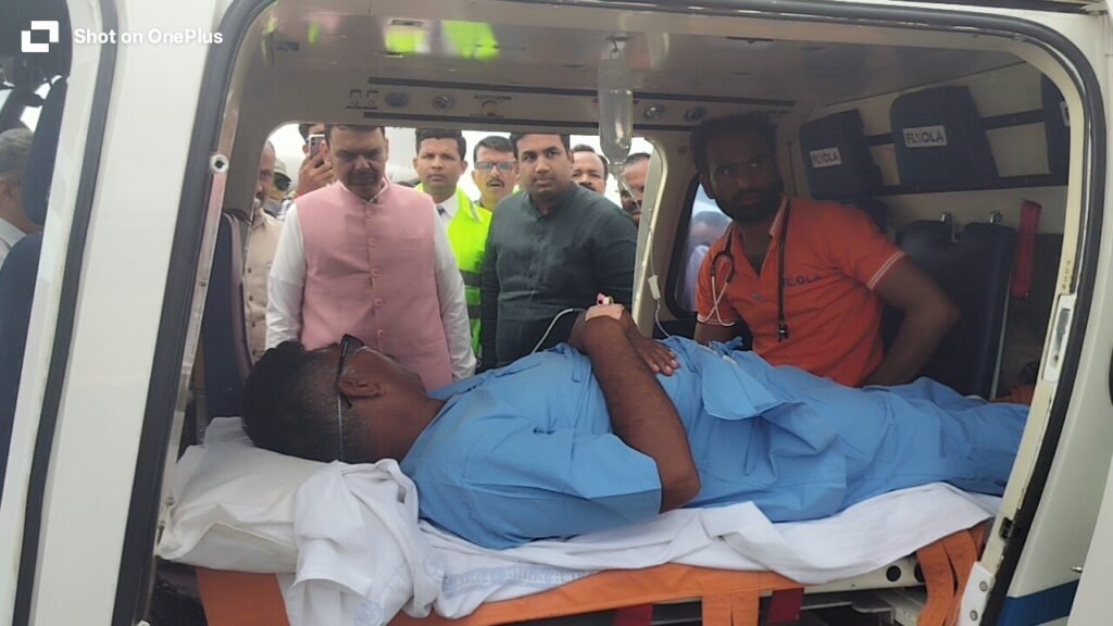 आषाढी वारीत प्रथमच एअर ॲम्ब्युलन्स सेवा; छत्रपती संभाजीनगर येथील भाविकाला तातडीने सोलापूरला हलवले, देवेंद्र फडणवीस यांनी सोलापूर विमानतळावर रुग्णाची केली विचारपूस