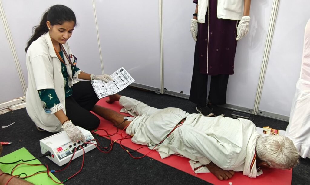 विठुरायाच्या पंढरीत आयुर्वेदिक उपचार पद्धतीने वारकऱ्यांची सेवा; केंद्रीय आयुष मंत्रालयामार्फत पंढरपुरात उभारले आयुष सेवा केंद्र