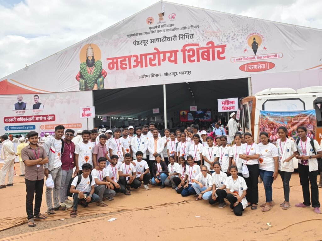 आषाढी वारीत कर्मयोगी इन्स्टिट्यूट ऑफ नर्सिंगच्या विद्यार्थ्यांचा सेवाभाव; हजारो वारकऱ्यांना पुरविली आरोग्यसेवा